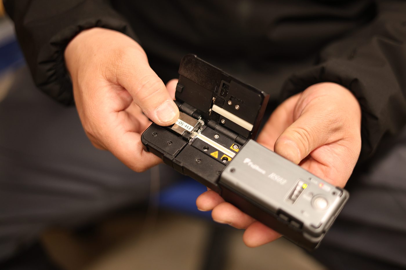 光ファイバー心線処理の工具作業の様子