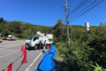 高所作業車を使った屋外配線工事の様子