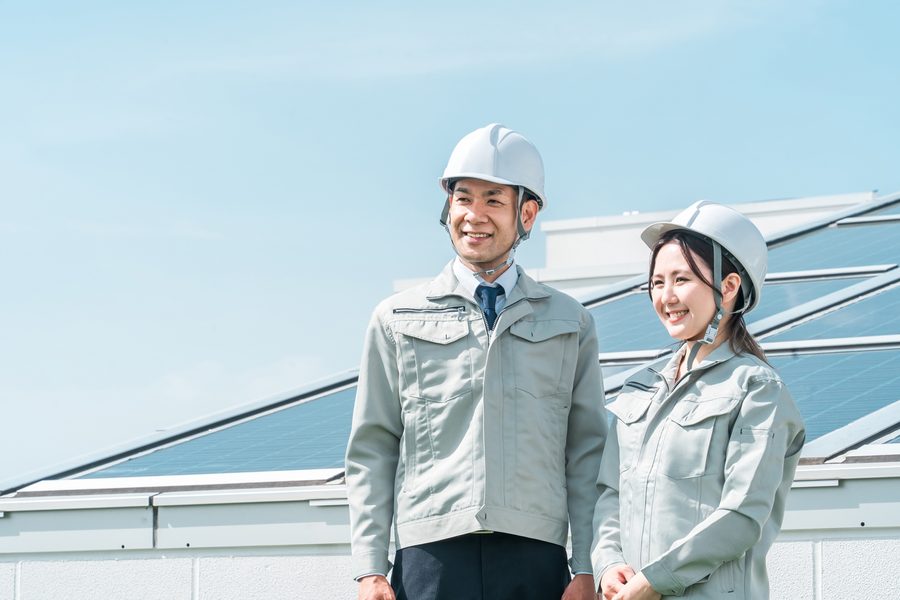 白いヘルメット姿で現場に立つ日本ハイテックの社員